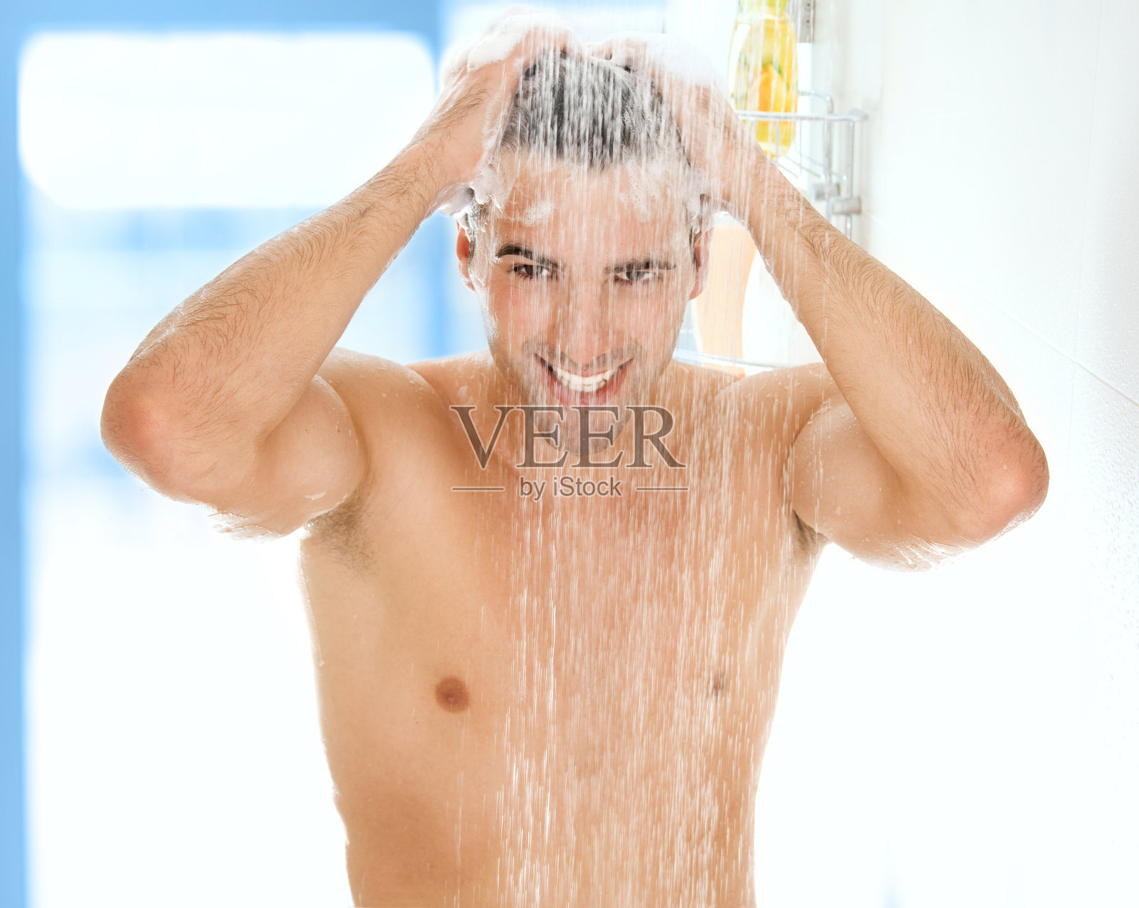 在浴室洗澡的男人照片摄影图片_ID:139981824-Veer图库