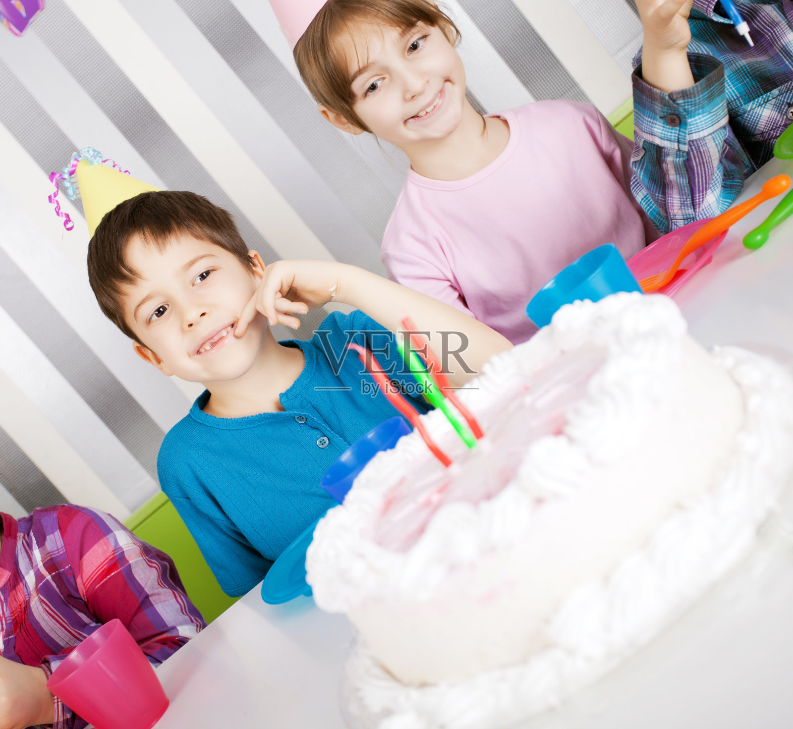 孩子们在生日聚会上看蛋糕。照片摄影图片
