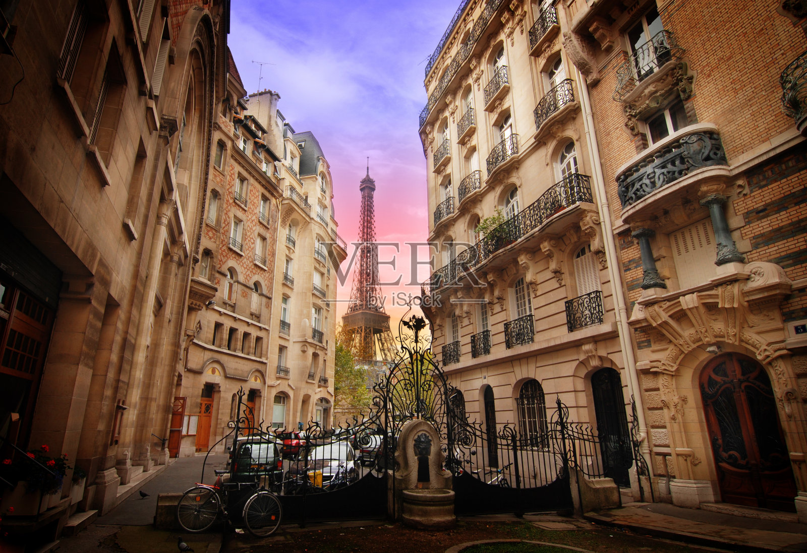 新艺术建筑和巴黎的埃菲尔铁塔照片摄影图片