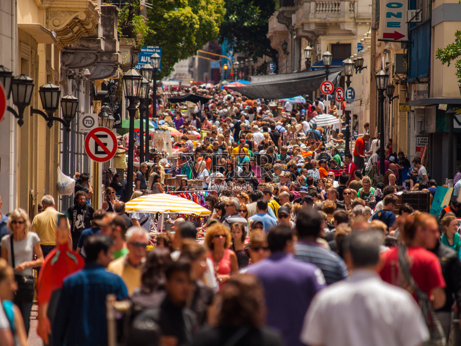 布宜诺斯艾利斯圣特尔莫星期日街市场上的人群照片摄影图片