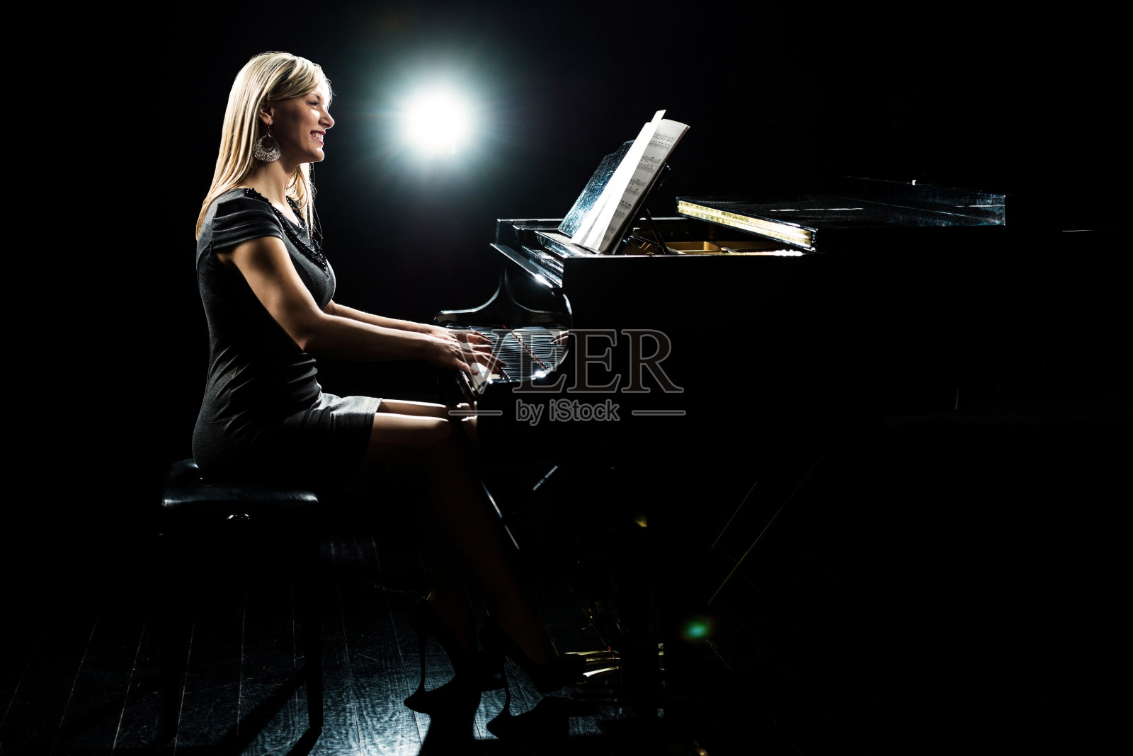女钢琴家。照片摄影图片