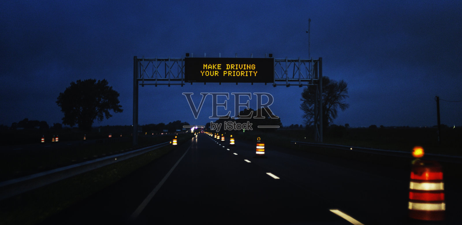 高速公路夜间施工区，使驾驶成为您优先的道路标志照片摄影图片