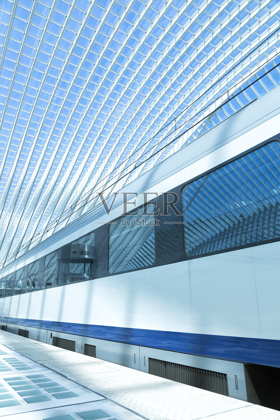 未来主义火车站的火车照片摄影图片