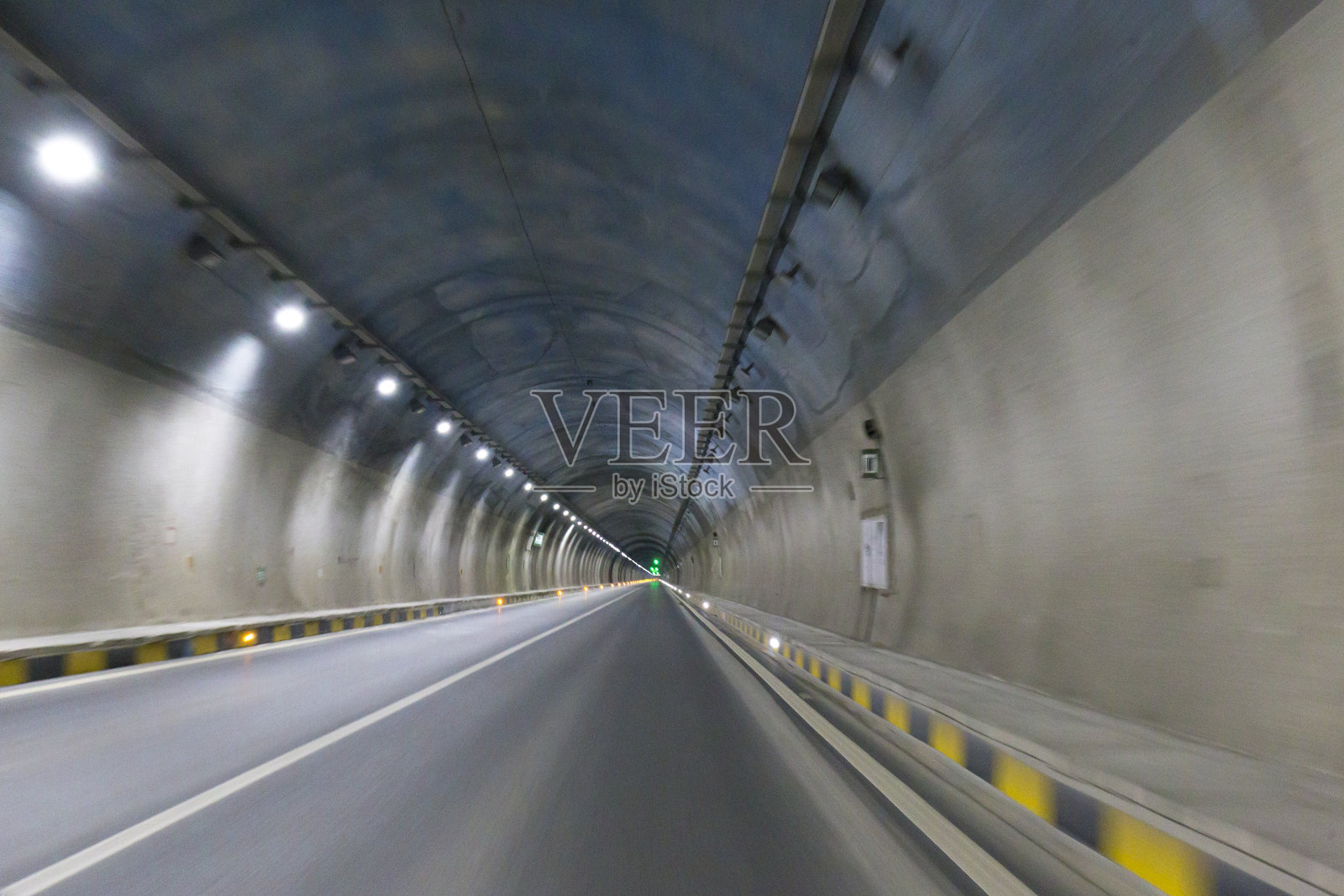空的公路隧道照片摄影图片