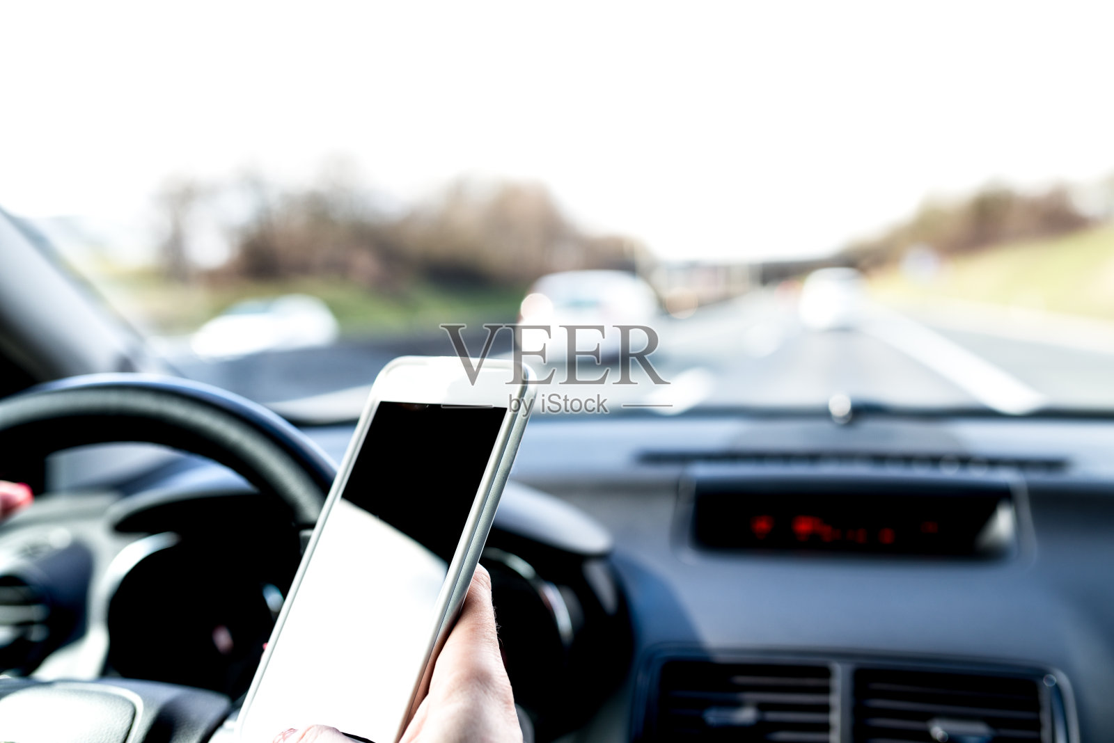 女人开车时发短信照片摄影图片