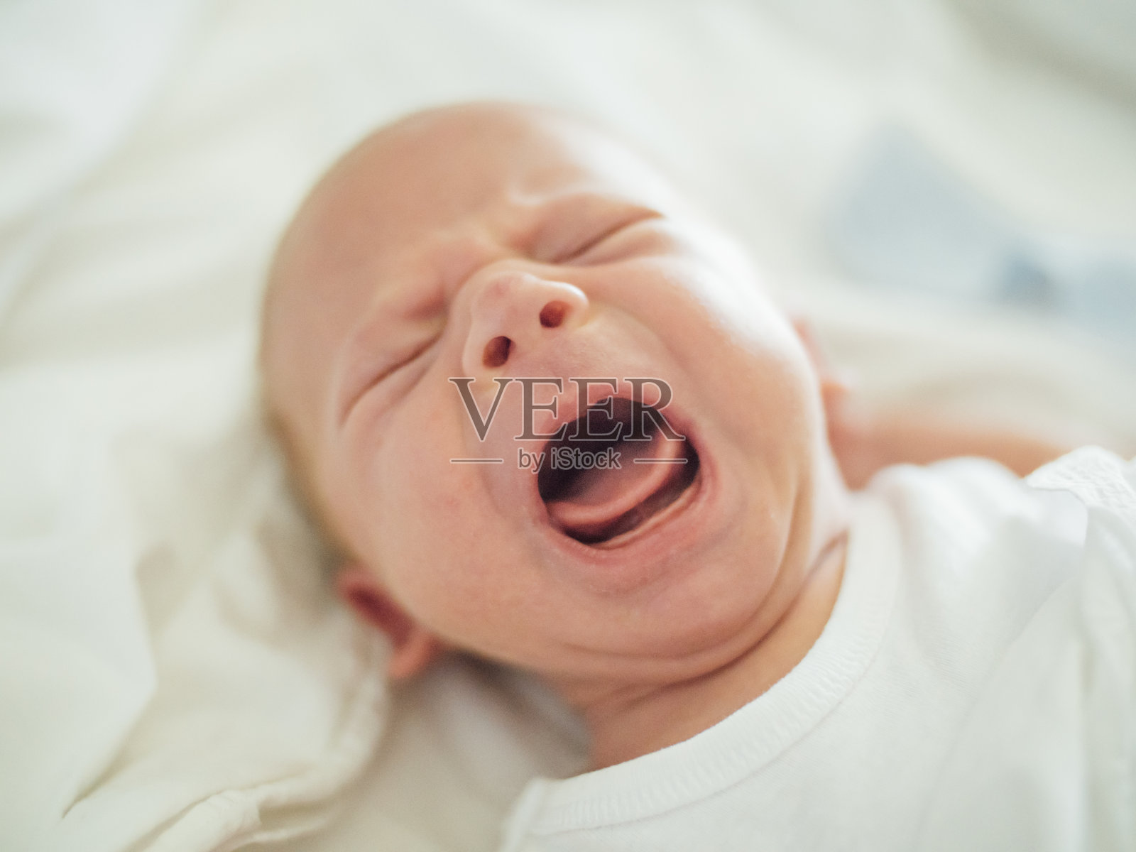 新生男婴啼哭照片摄影图片