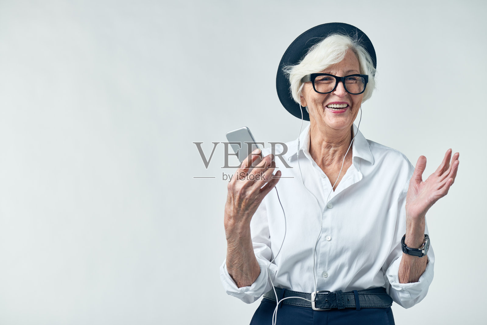 穿着时髦衣服的老年妇女肖像照片摄影图片