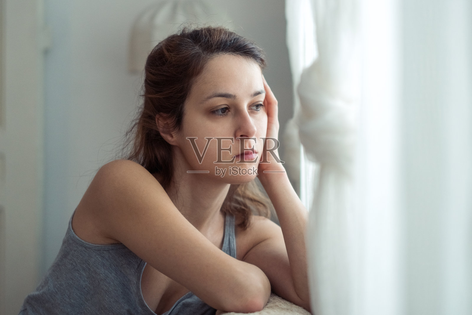 沮丧的女人坐在沙发上照片摄影图片