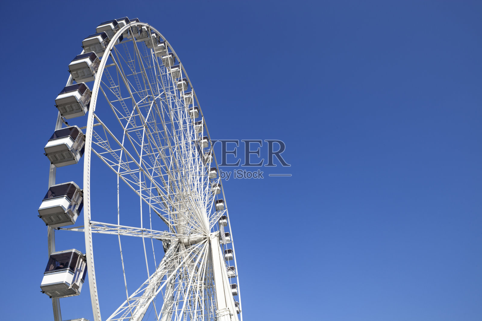 蓝色天空背景下的摩天轮，巴黎照片摄影图片
