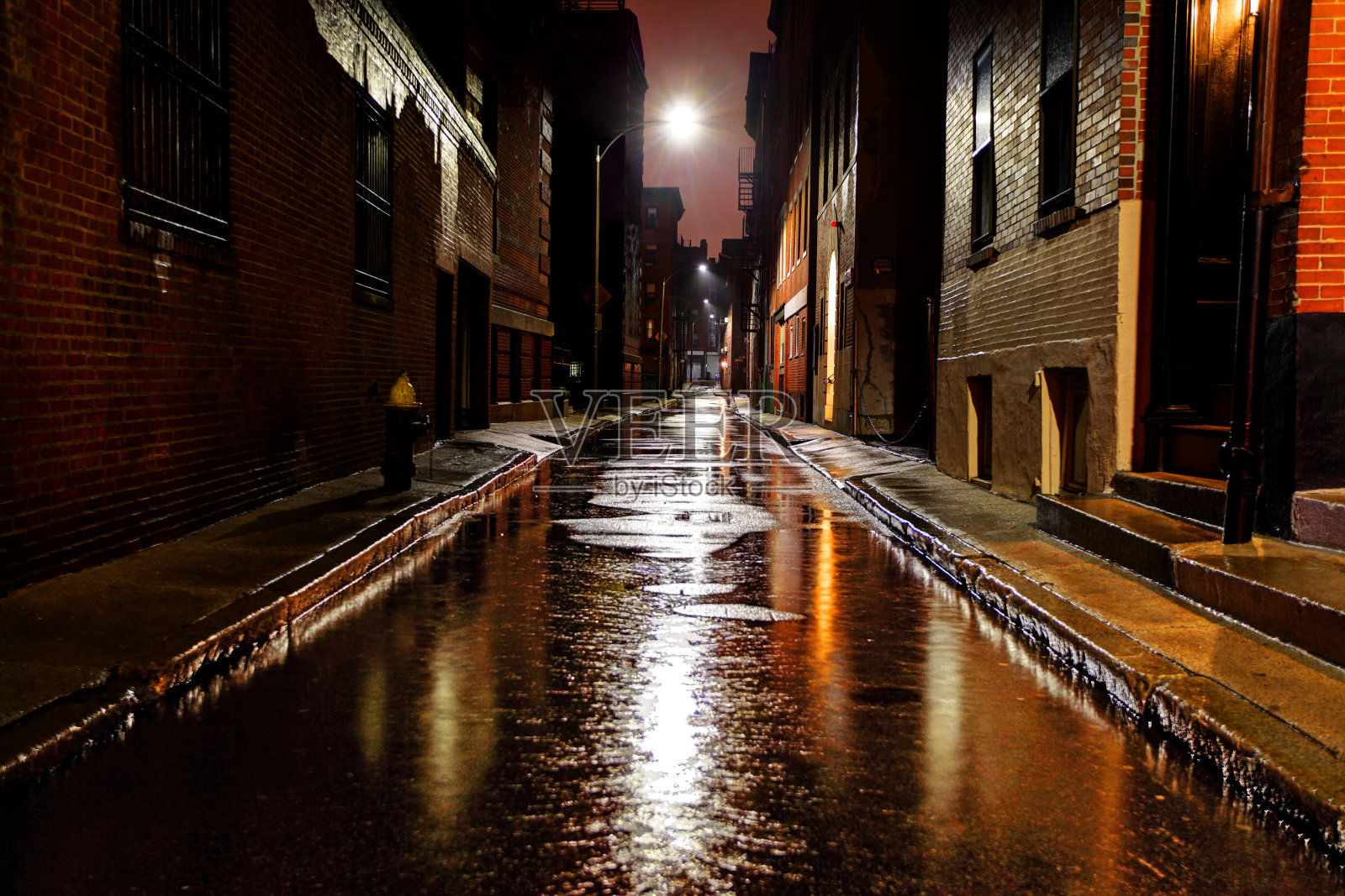马萨诸塞州波士顿市被雨水浸透的城市街道照片摄影图片