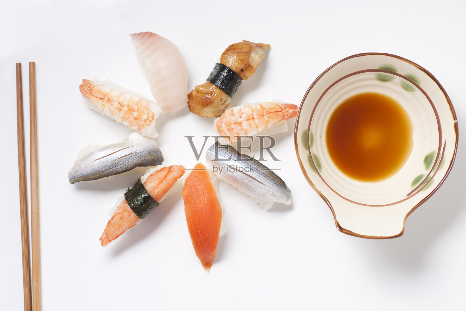 白碟寿司照片摄影图片