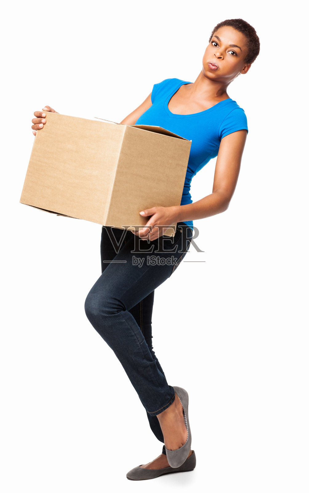 非洲裔美国女性在搬运纸箱时摔倒照片摄影图片