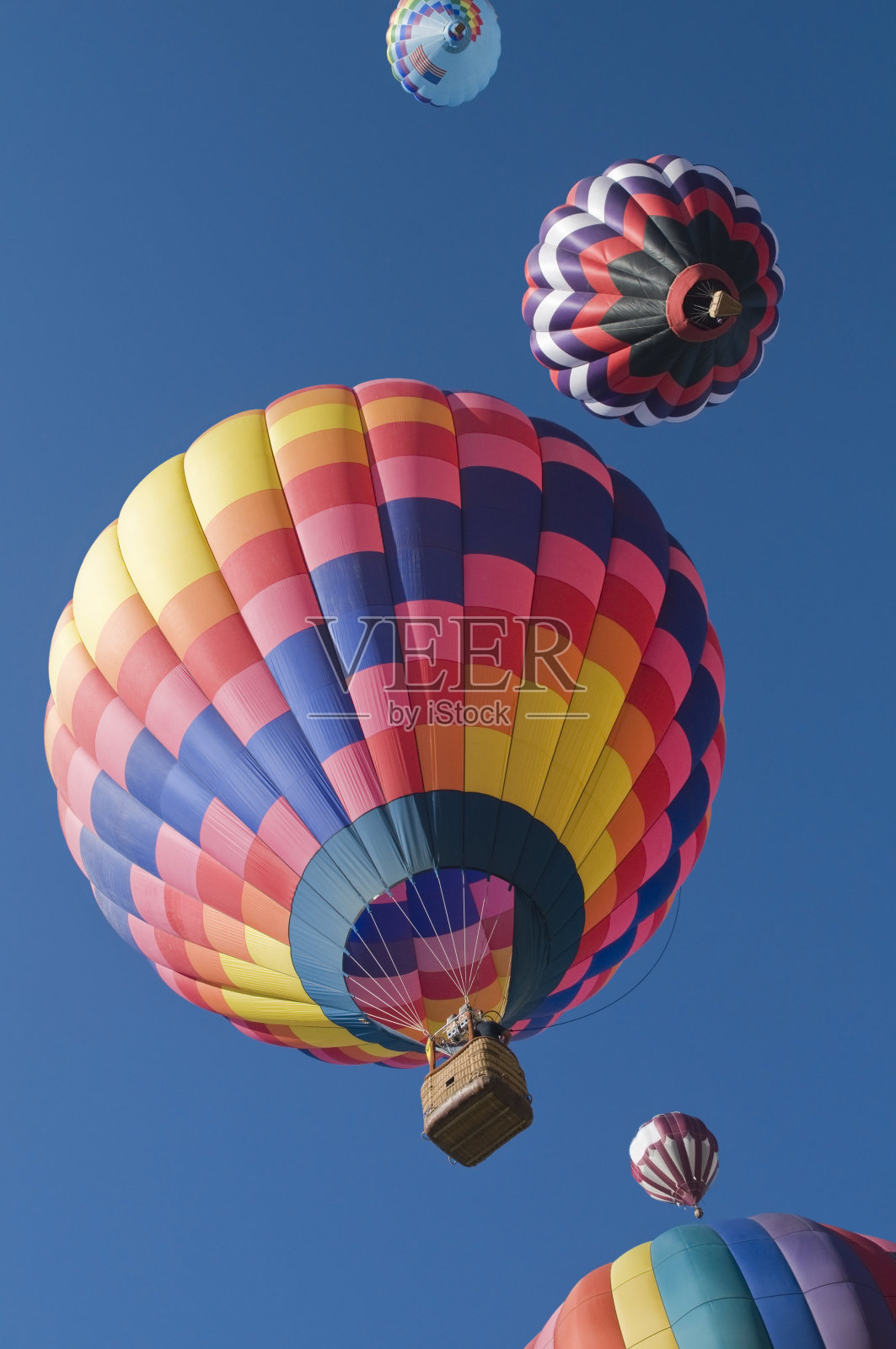 彩色的热气球在头顶上起飞照片摄影图片
