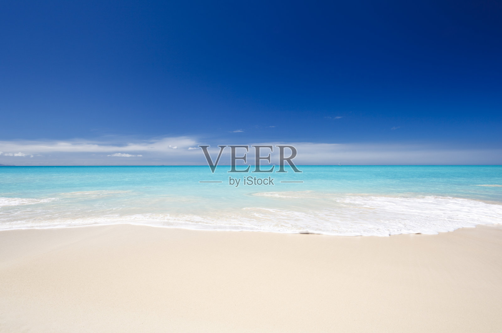 洁净的白色加勒比海滩与蓝天照片摄影图片