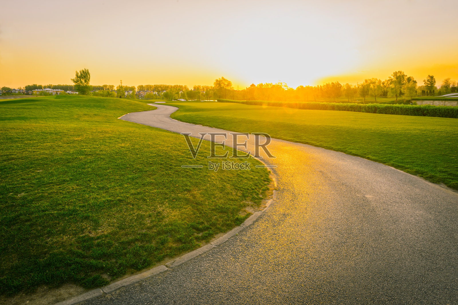 高尔夫球场路上的日落照片摄影图片