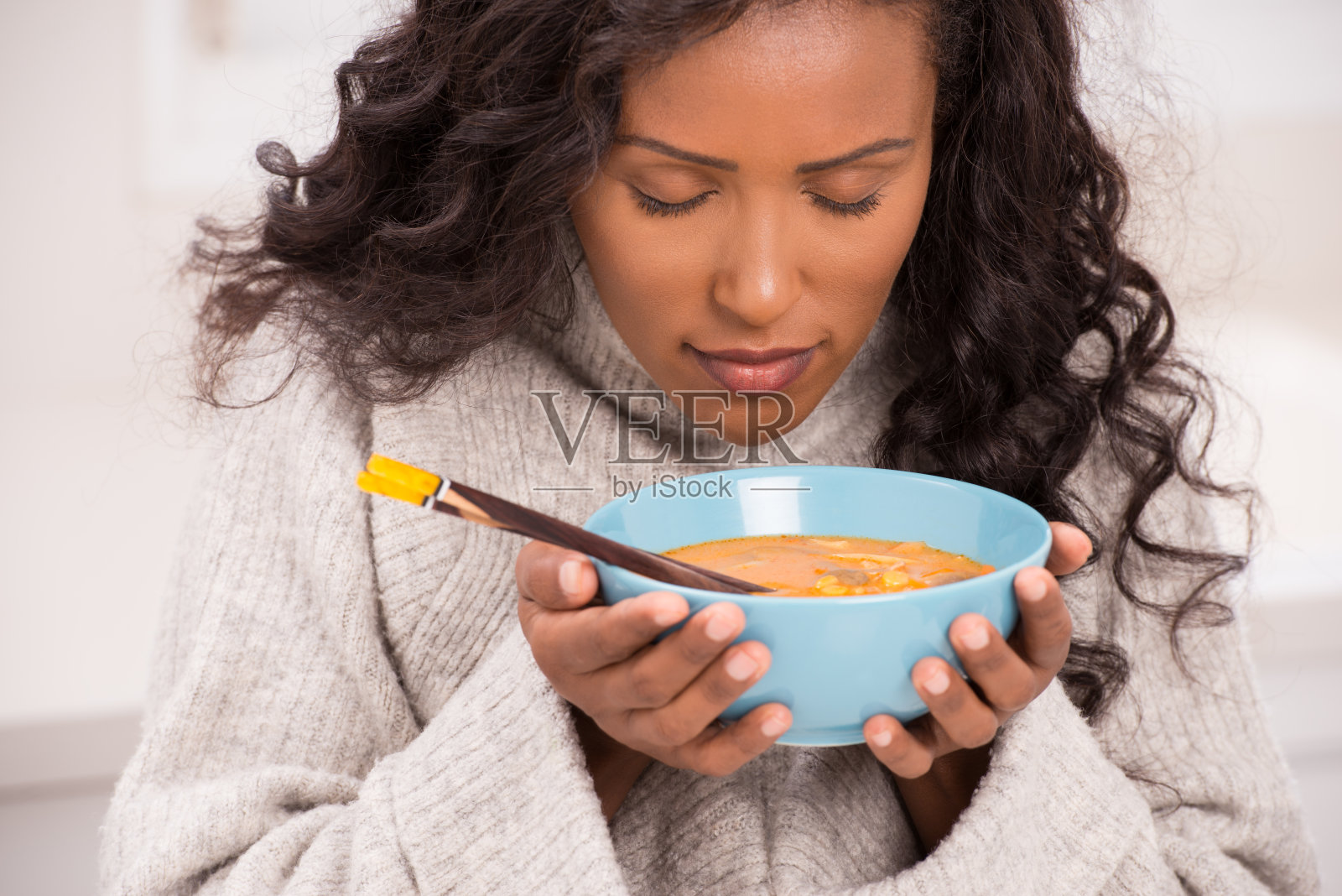 女人喜欢汤。照片摄影图片