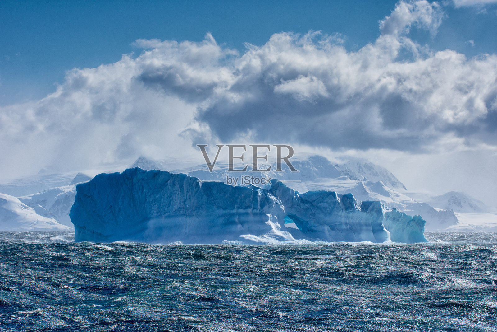 南极洲漂浮着巨大的冰山照片摄影图片