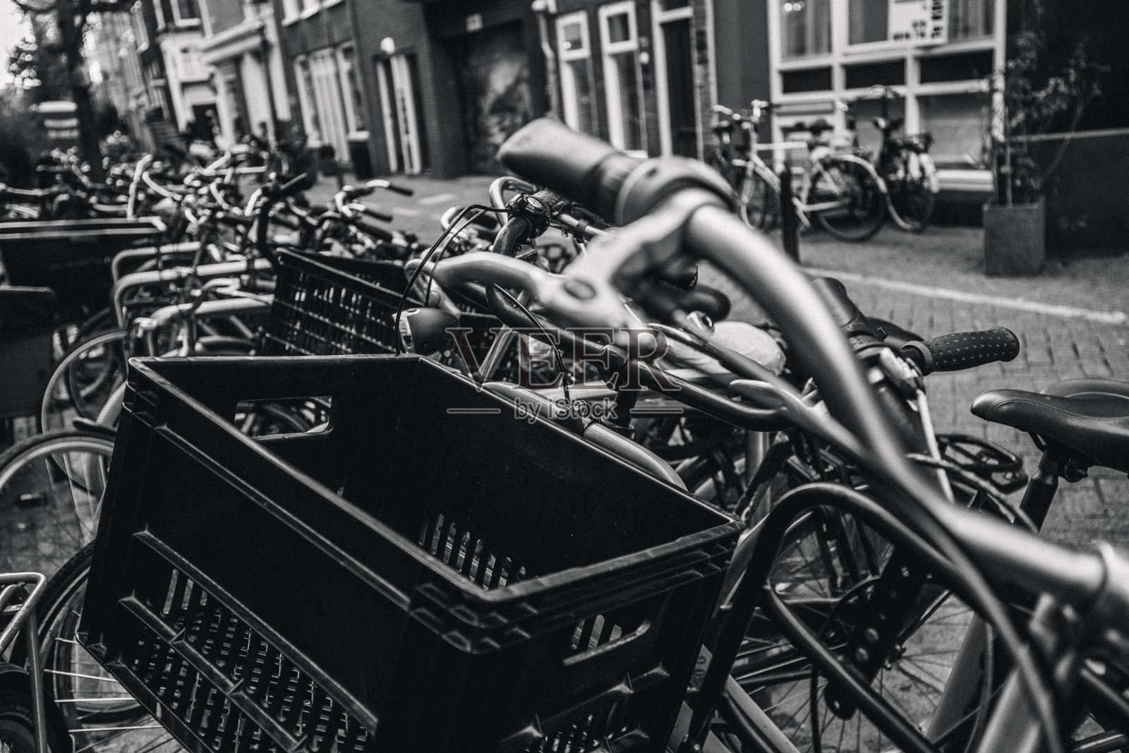 自行车细节在阿姆斯特丹-单色照片摄影图片