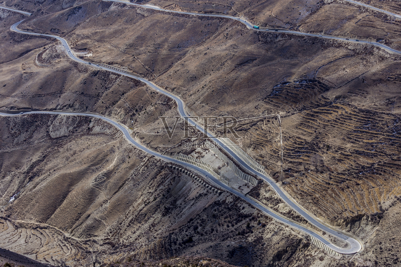 青藏高原上蜿蜒的道路照片摄影图片