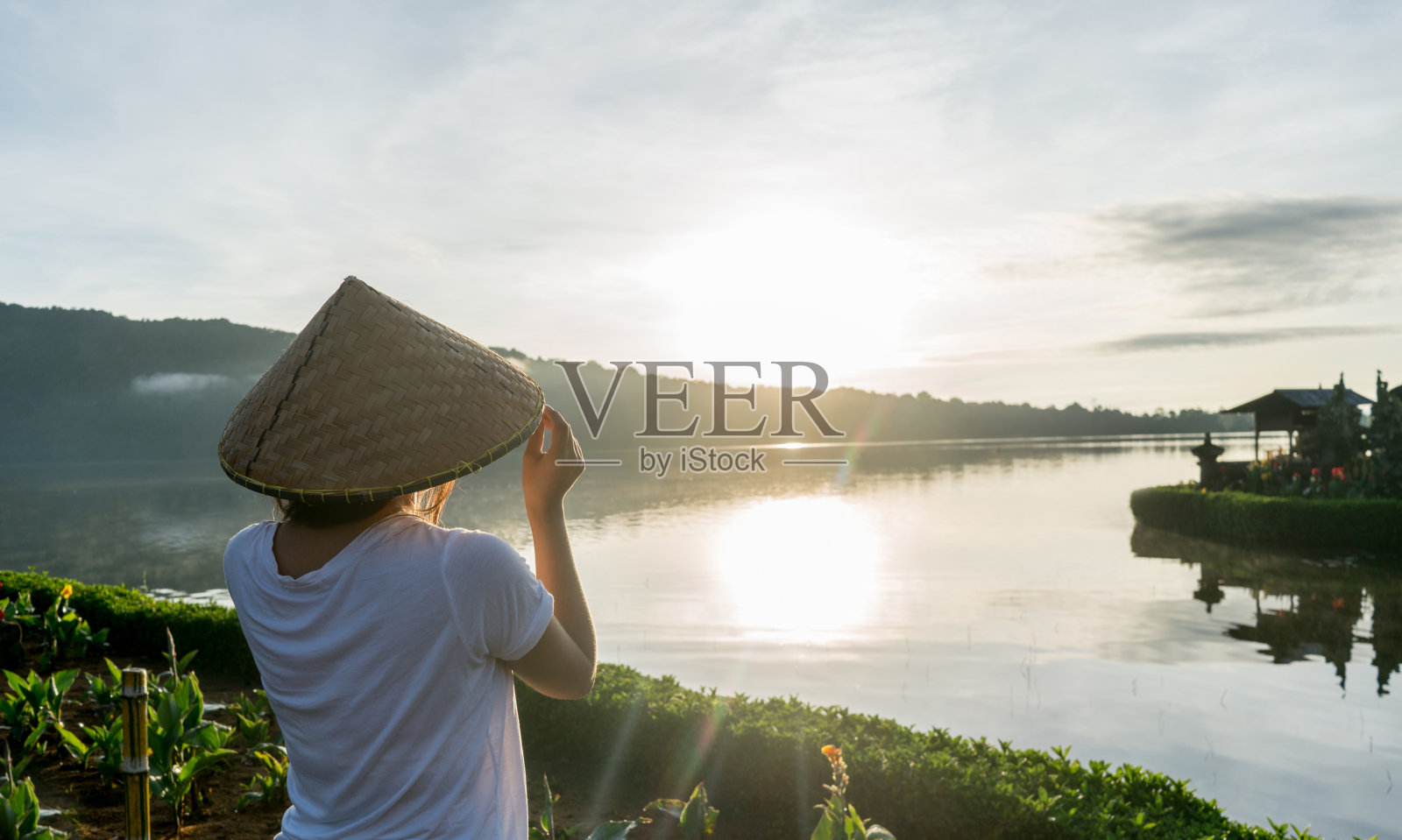 巴厘岛游客戴着草帽照片摄影图片
