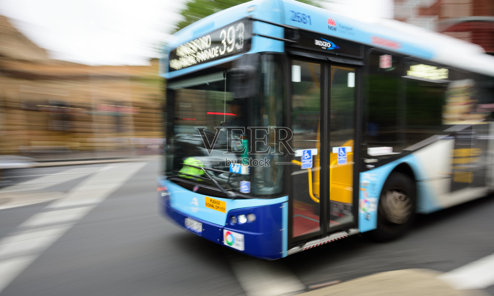 公交车在城市交通中，高峰时间，运动模糊照片摄影图片