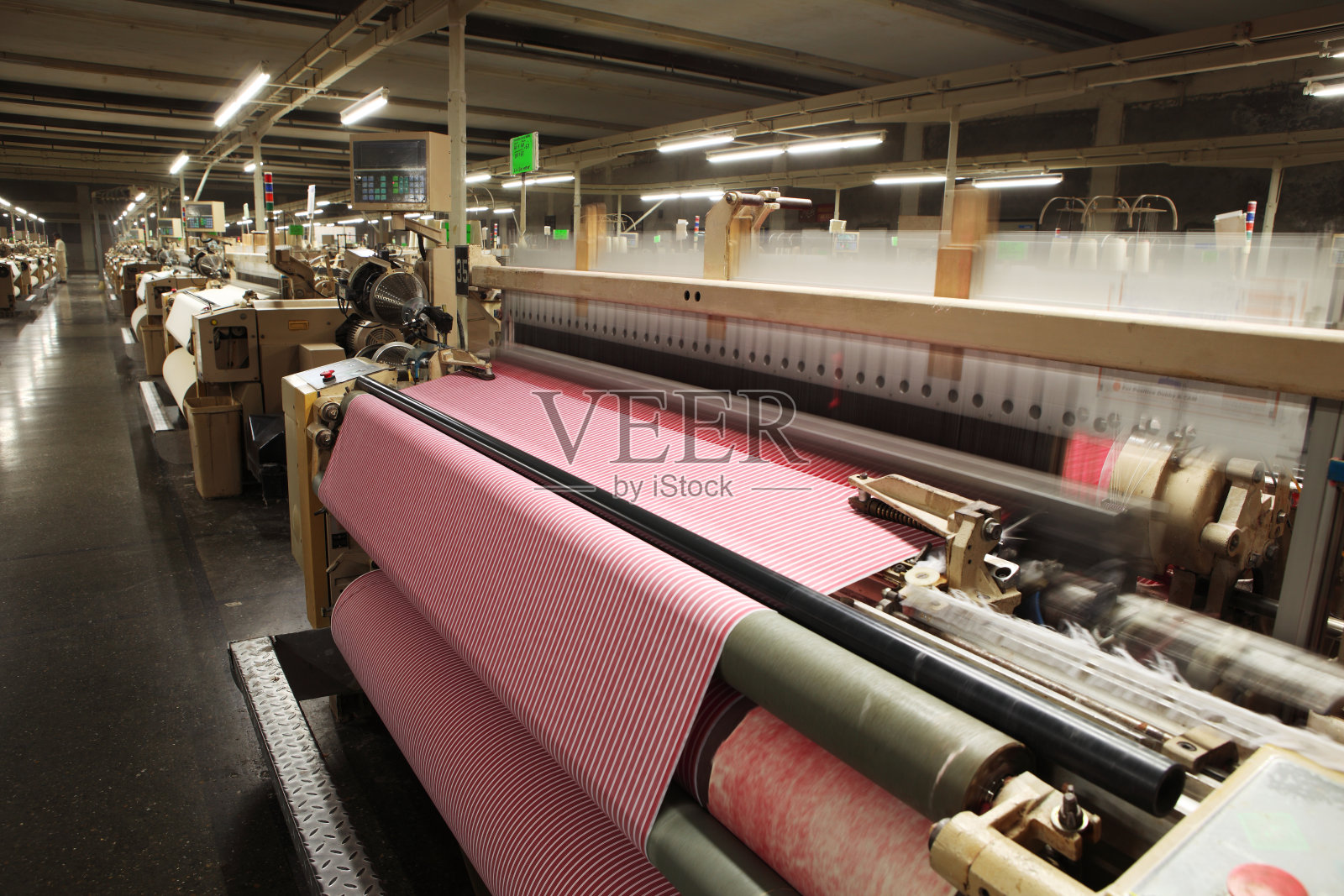 纺织生产-在喷气织机上织造棉织物照片摄影图片
