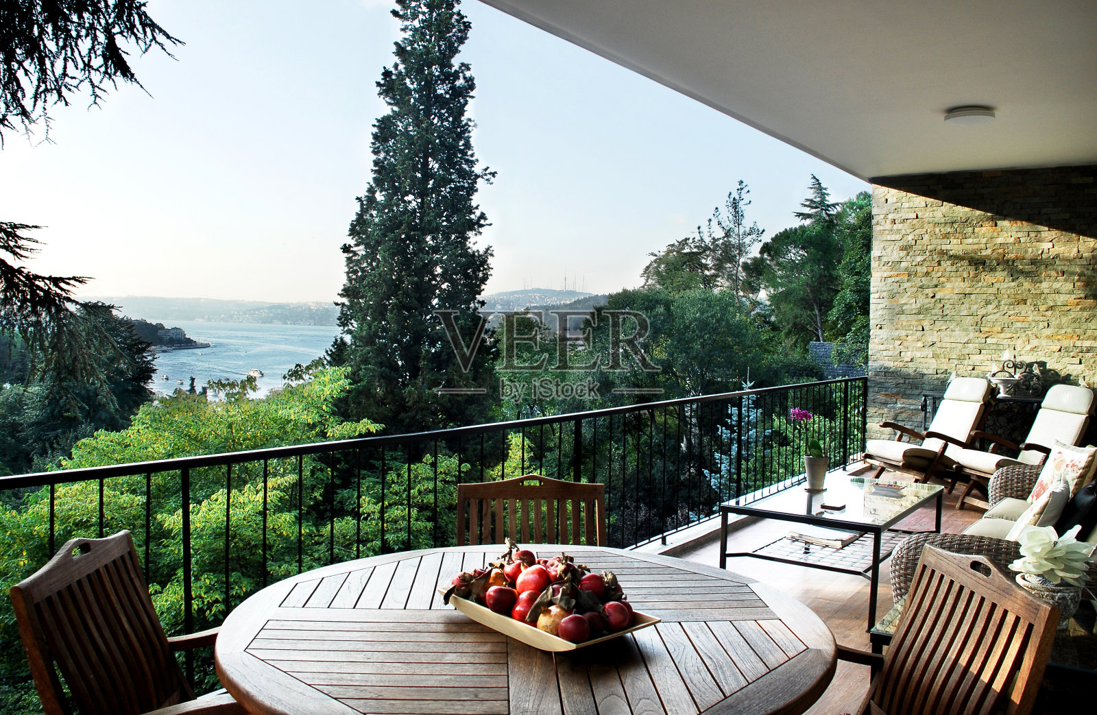 现代住宅露台，私人阳台和海景照片摄影图片