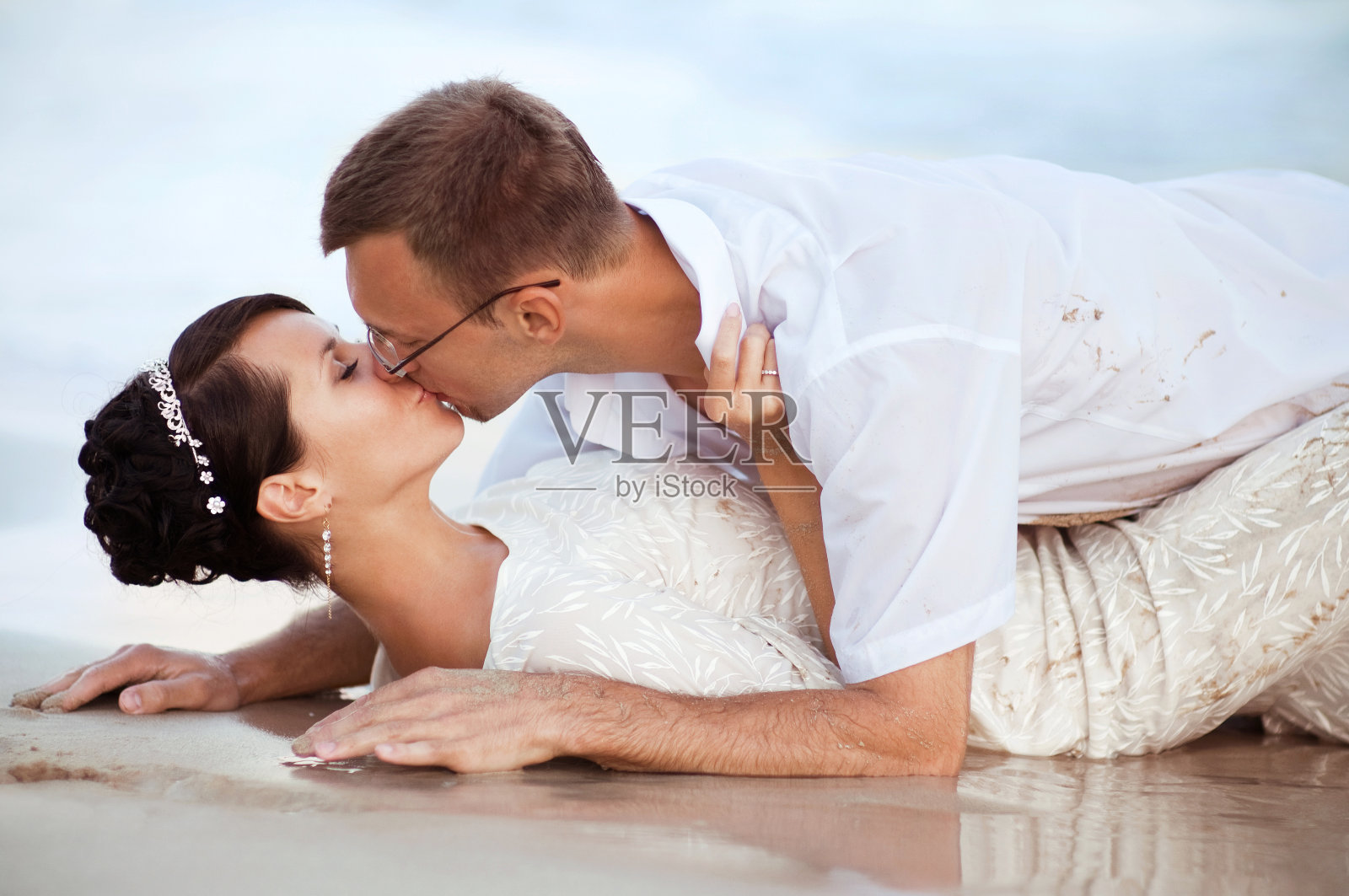 海滩上的年轻情侣照片摄影图片