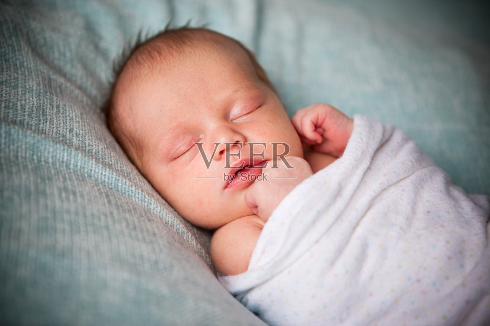 刚出生的婴儿在毯子里安静地睡觉照片摄影图片