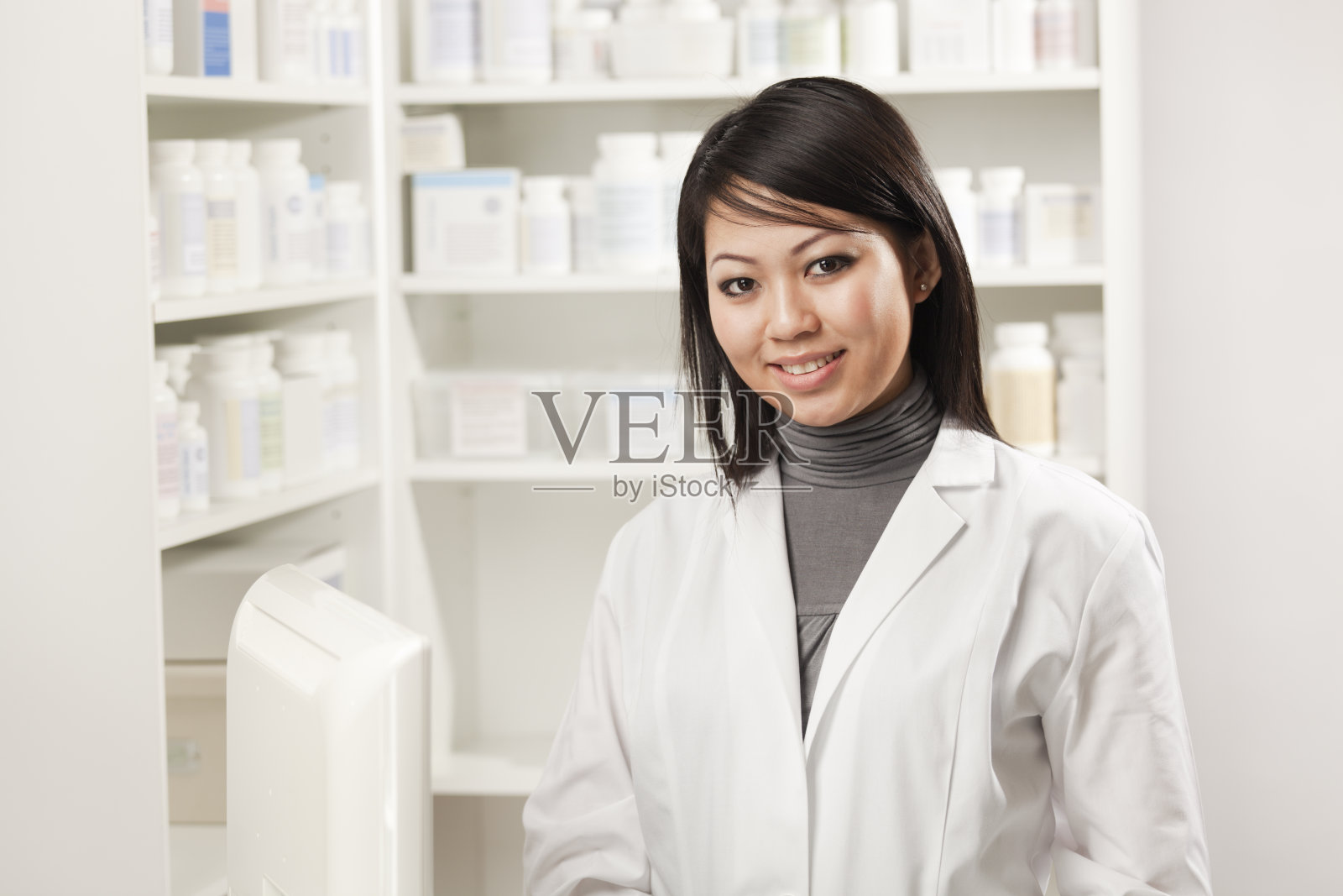 亚洲年轻女性药剂师在药店的肖像照片摄影图片
