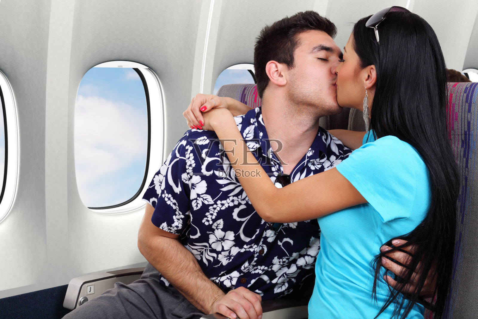 情侣在飞机上接吻照片摄影图片