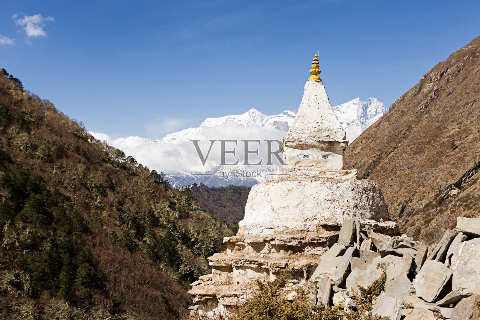 位于喜马拉雅山珠穆朗玛峰国家公园的佛塔照片摄影图片