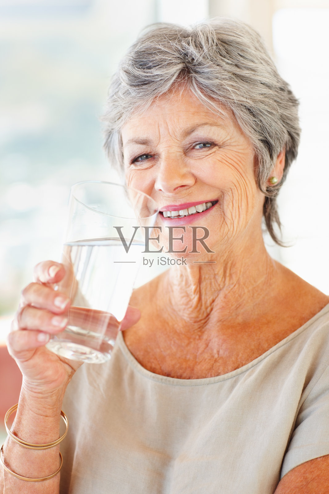 老年妇女喝水照片摄影图片