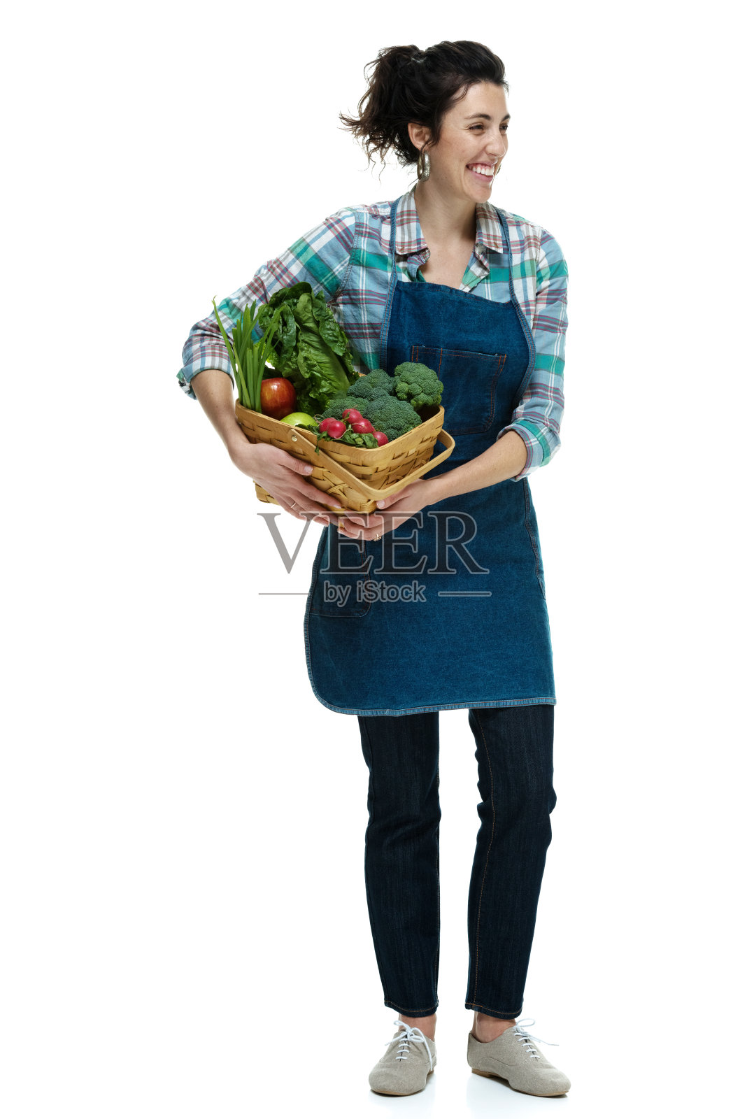 兴高采烈的女农民抱着菜篮子照片摄影图片