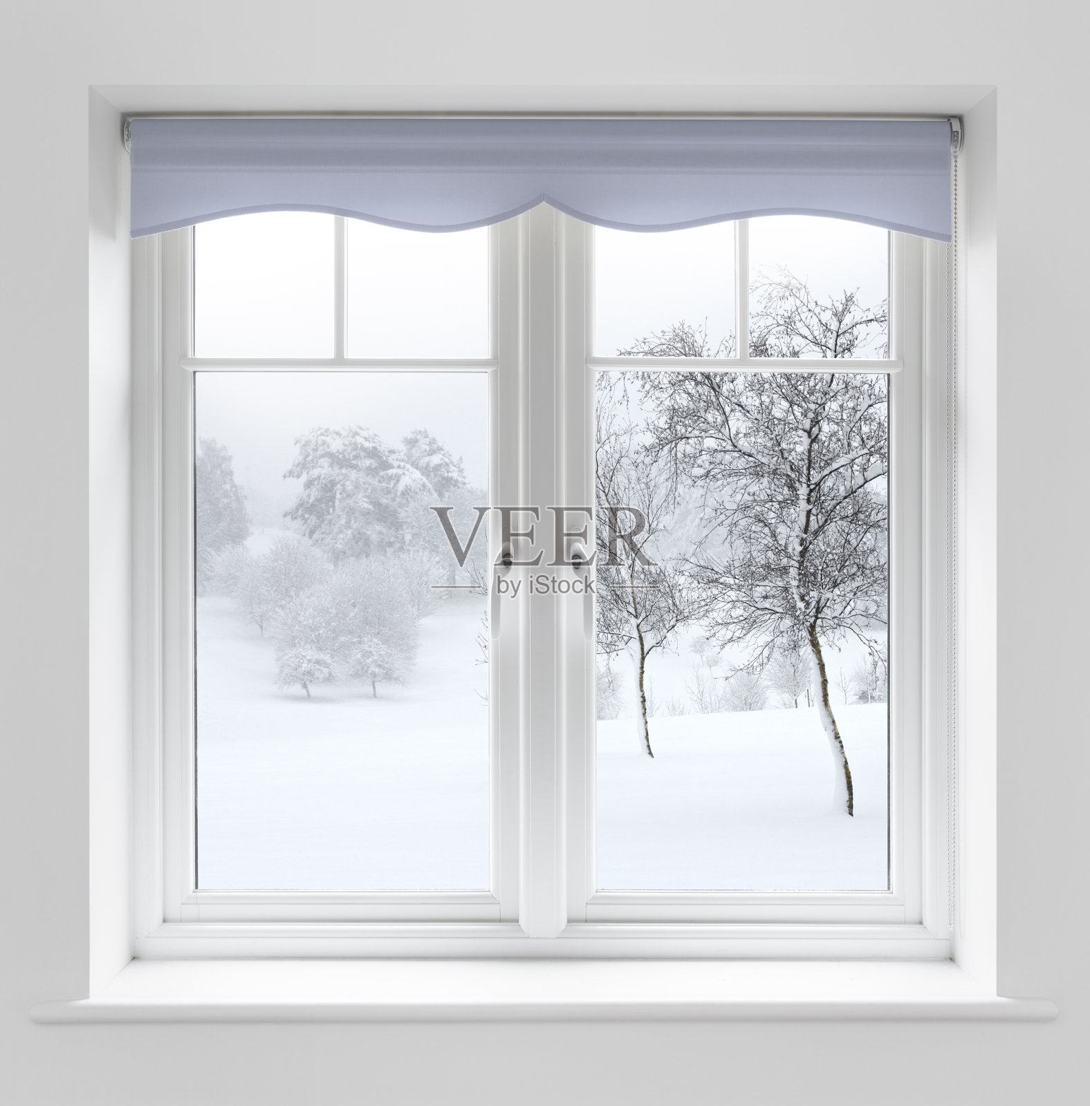 冬天透过白色的窗户照片摄影图片