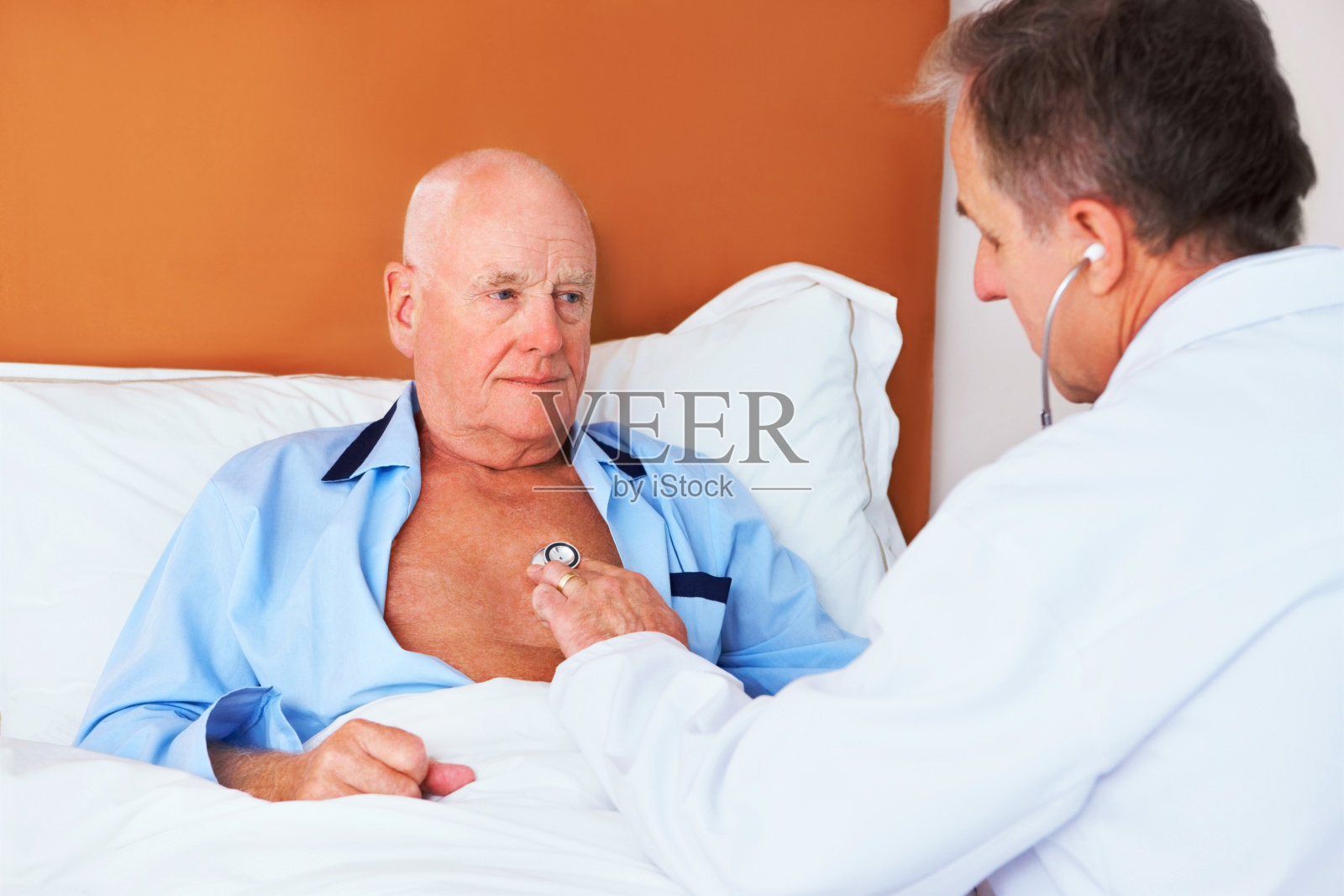 老年病人正在接受医生诊断照片摄影图片