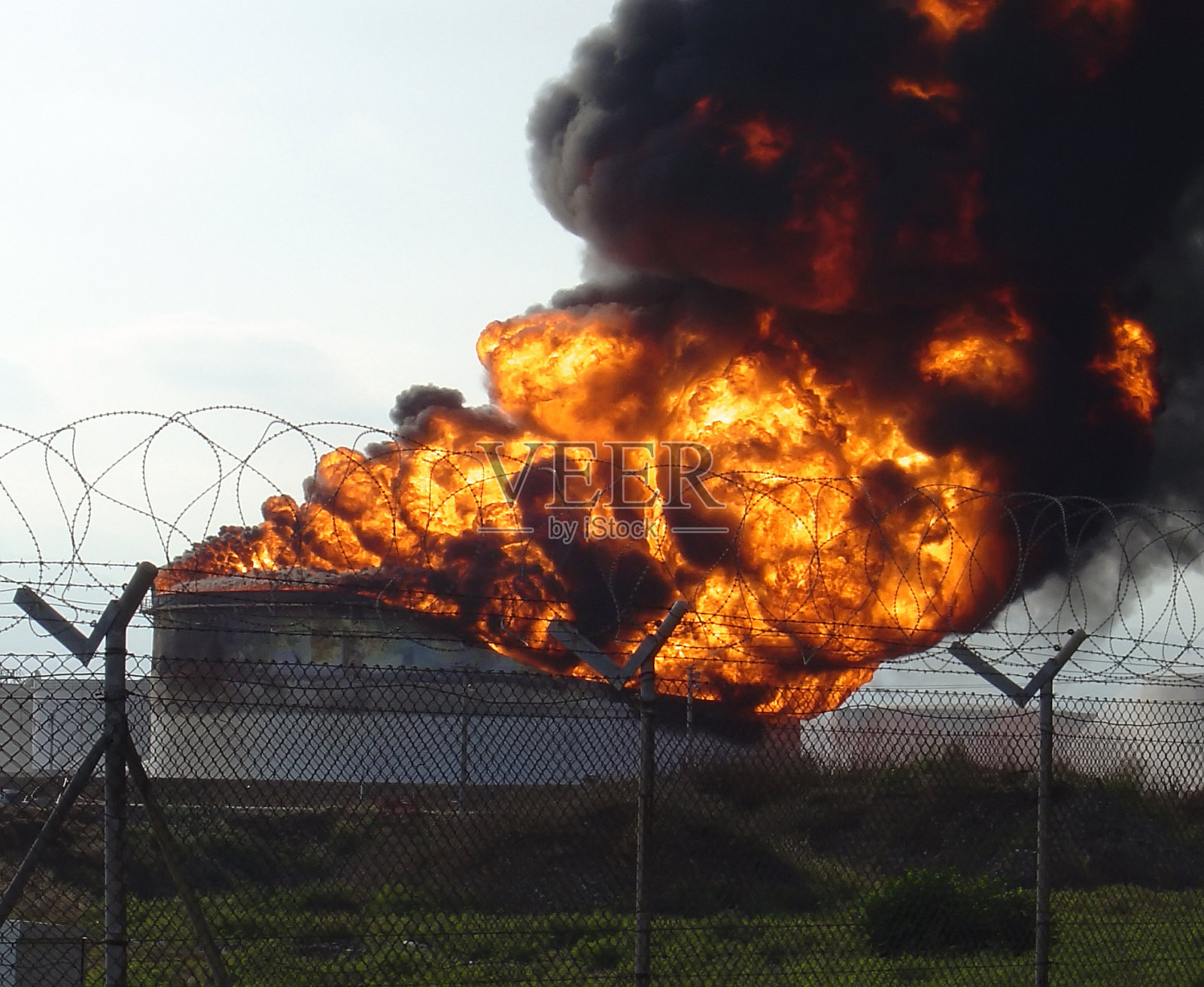 炼油厂爆炸起火照片摄影图片