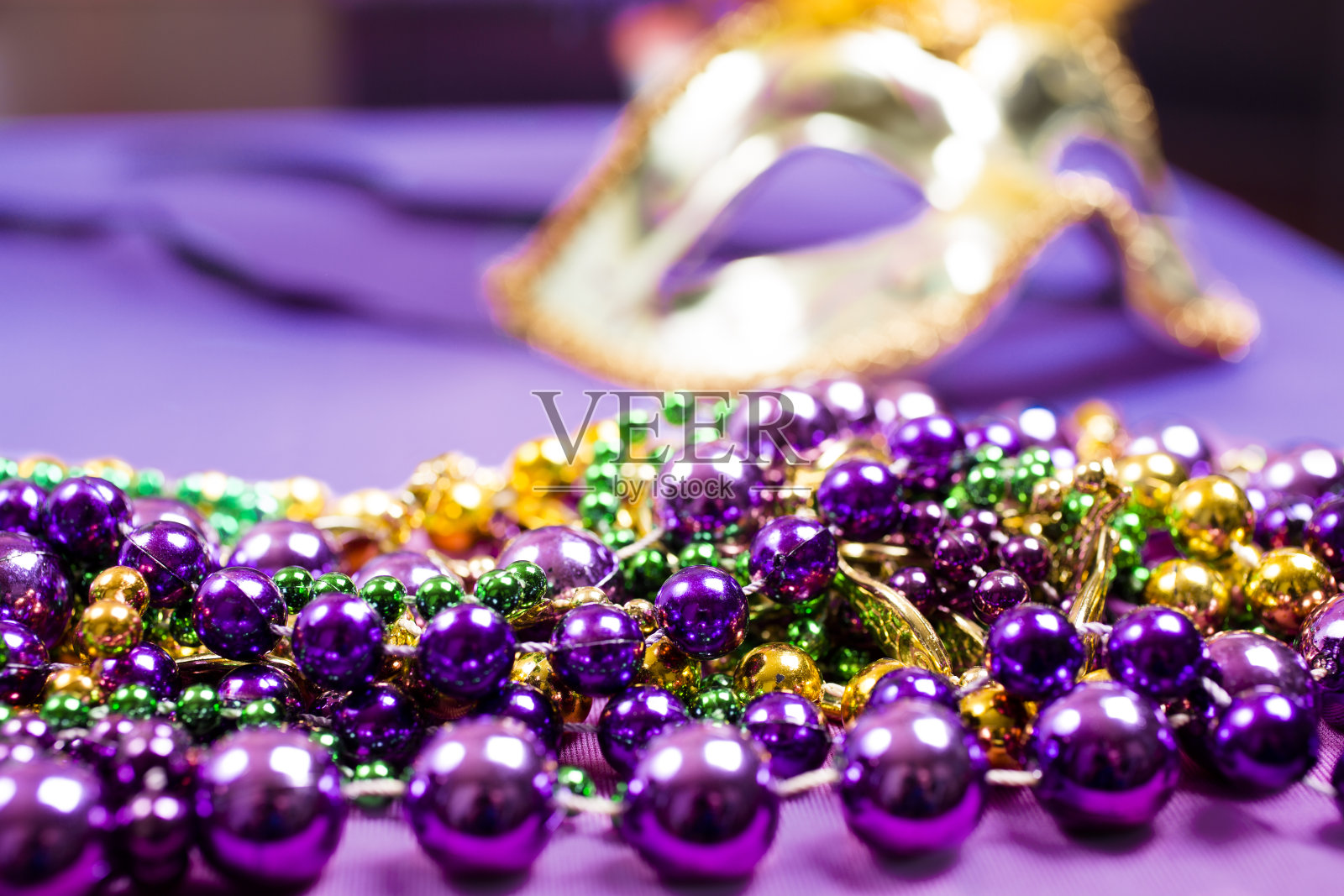 狂欢节,狂欢节。紫色，金色，绿色，面具，珠子。照片摄影图片