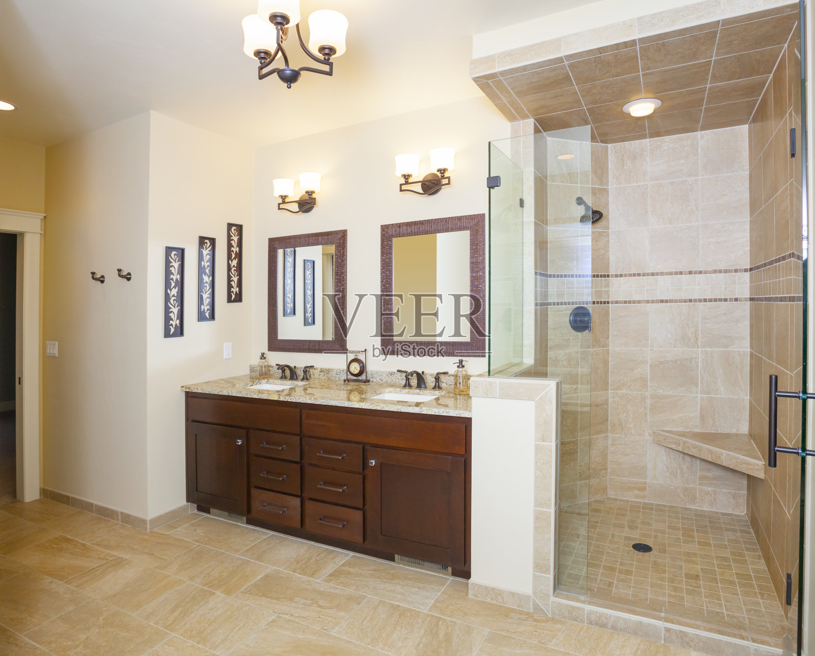 优雅时尚的浴室与玻璃和瓷砖淋浴，大理石柜台照片摄影图片