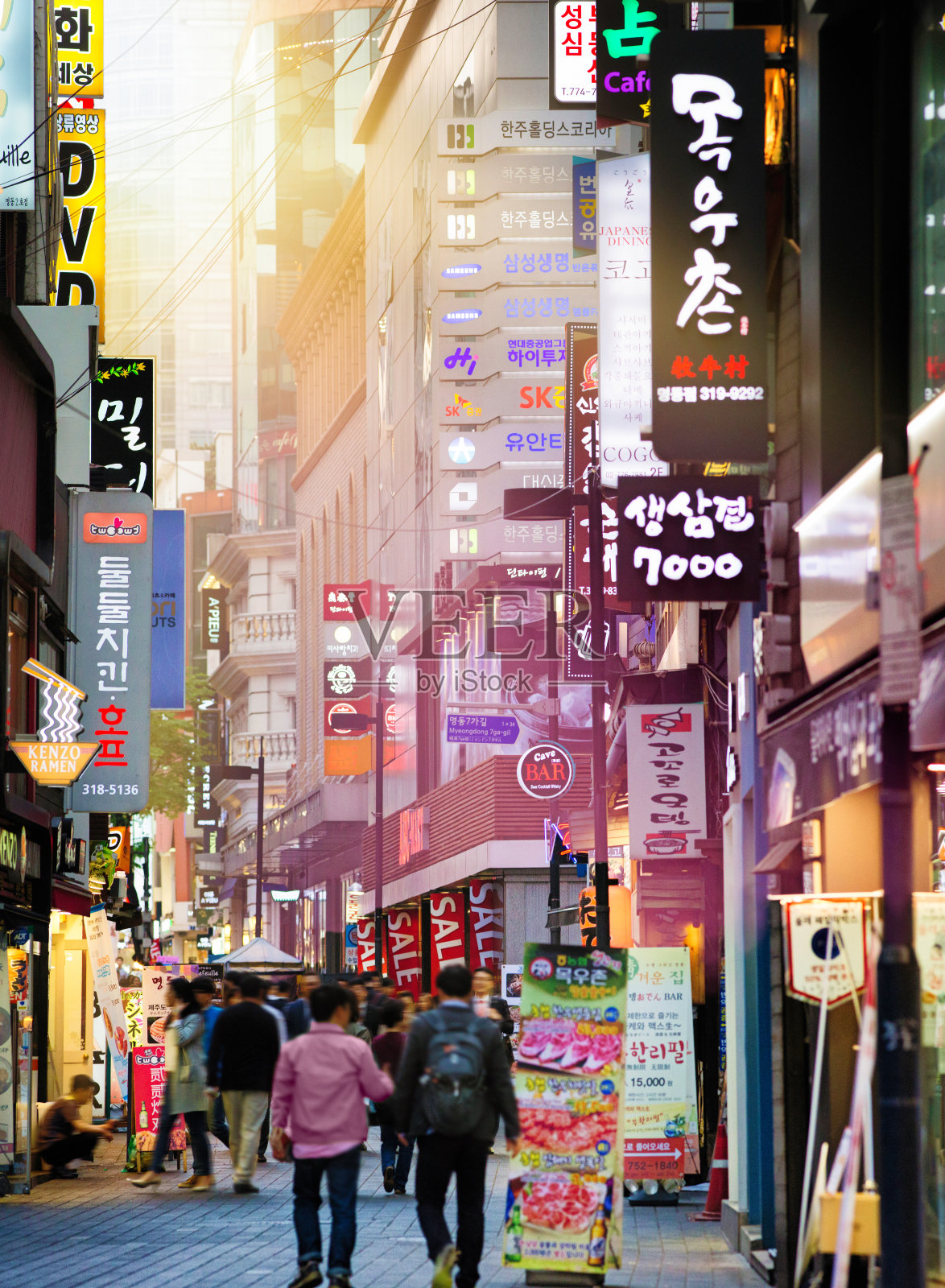 日落时分的首尔明洞购物街照片摄影图片