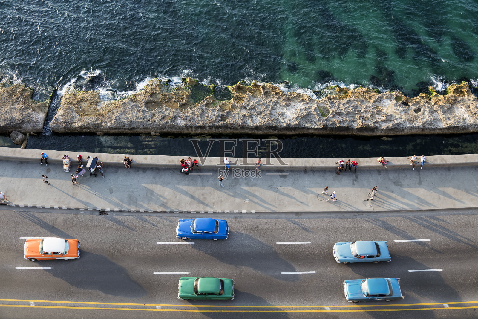 在古巴哈瓦那沿着马勒孔高速行驶的老式美国汽车照片摄影图片