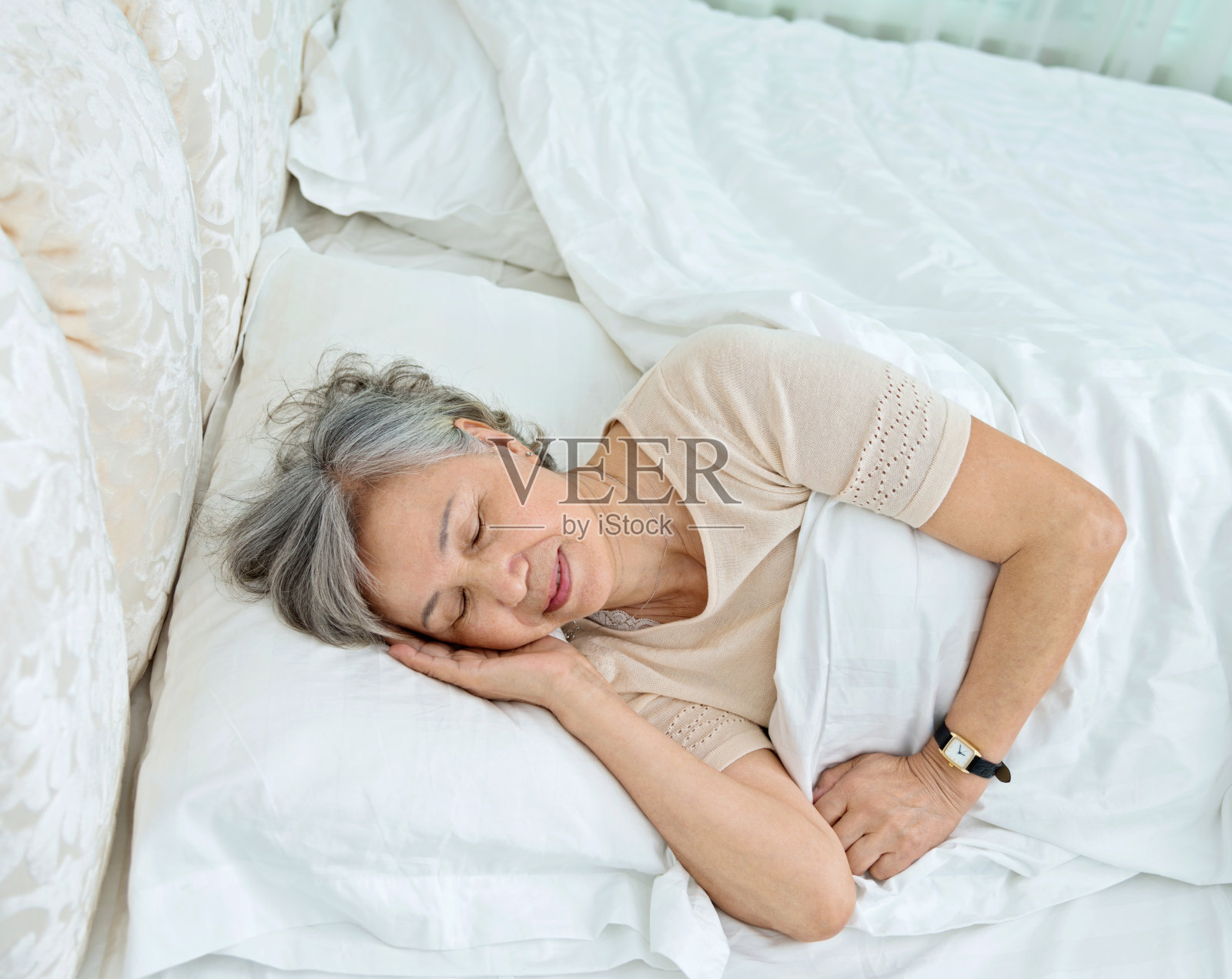 老妇人躺在床上睡觉照片摄影图片