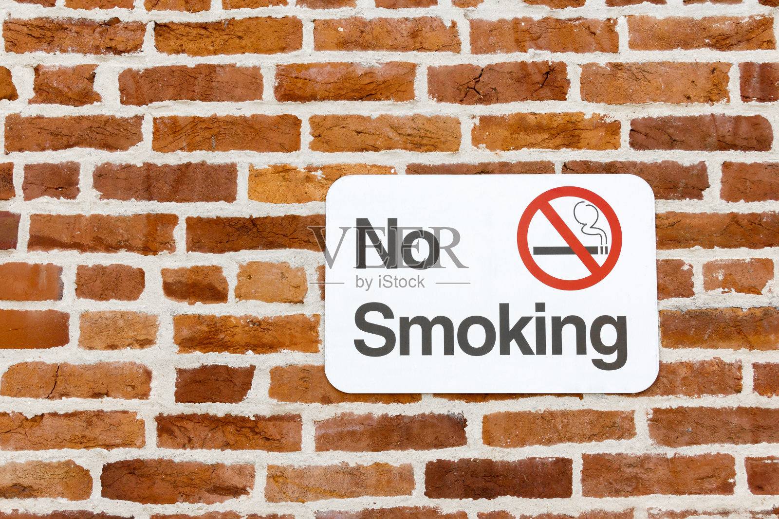 红砖墙上禁止吸烟的标志照片摄影图片