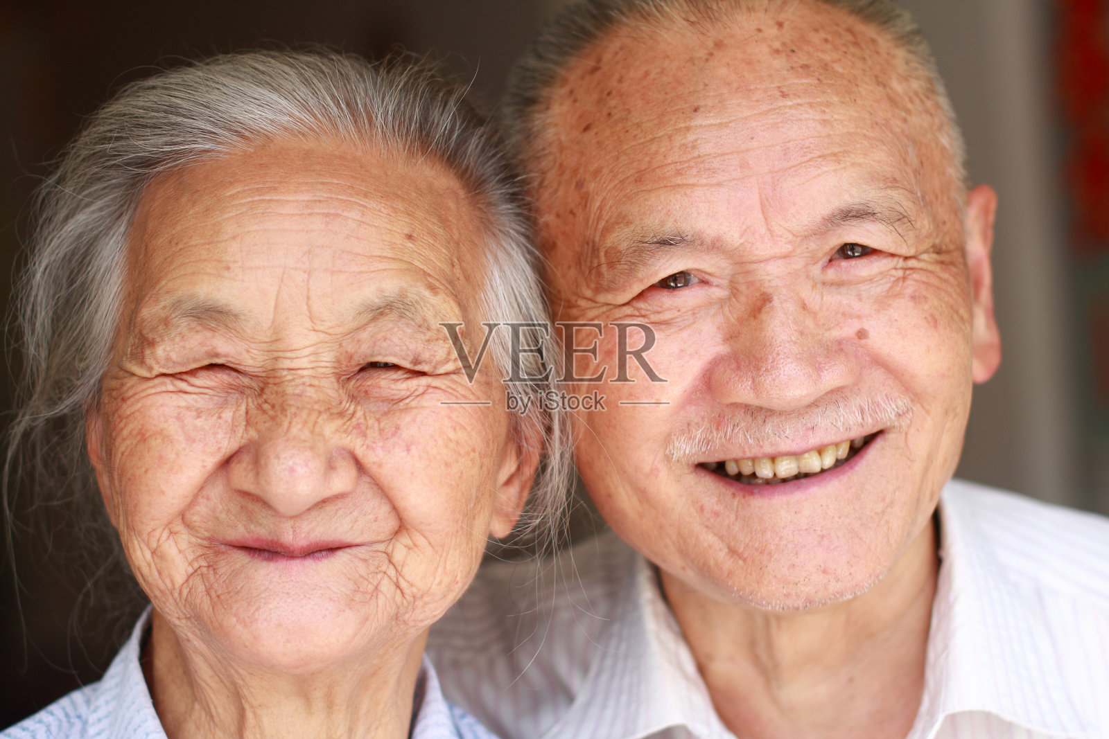 幸福的亚洲老年夫妇肖像照片摄影图片