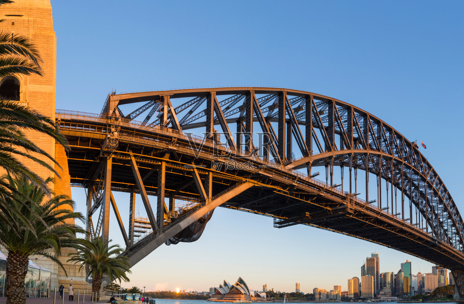 悉尼海港大桥日落与歌剧院和环形码头照片摄影图片