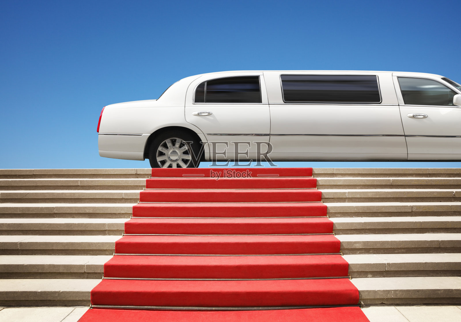 红地毯上的豪华轿车准备迎接名人照片摄影图片