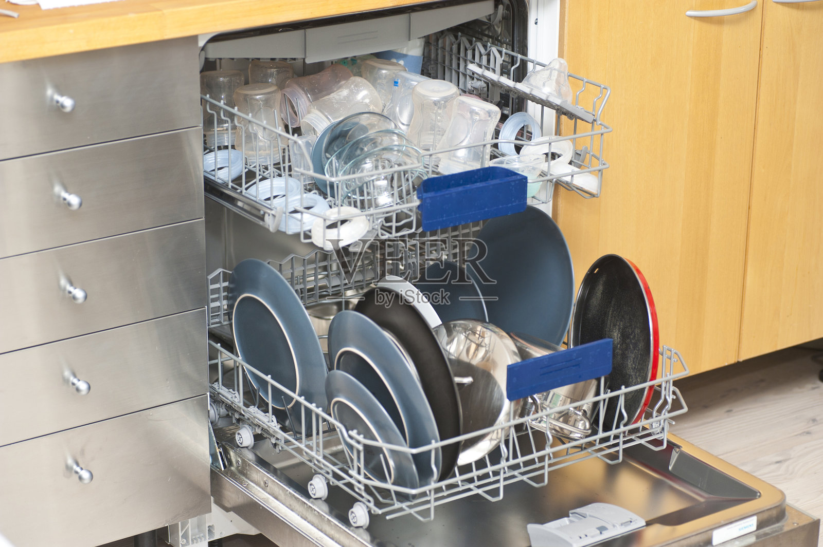 碟在私人洗碗机- Geschirrspülmaschine照片摄影图片
