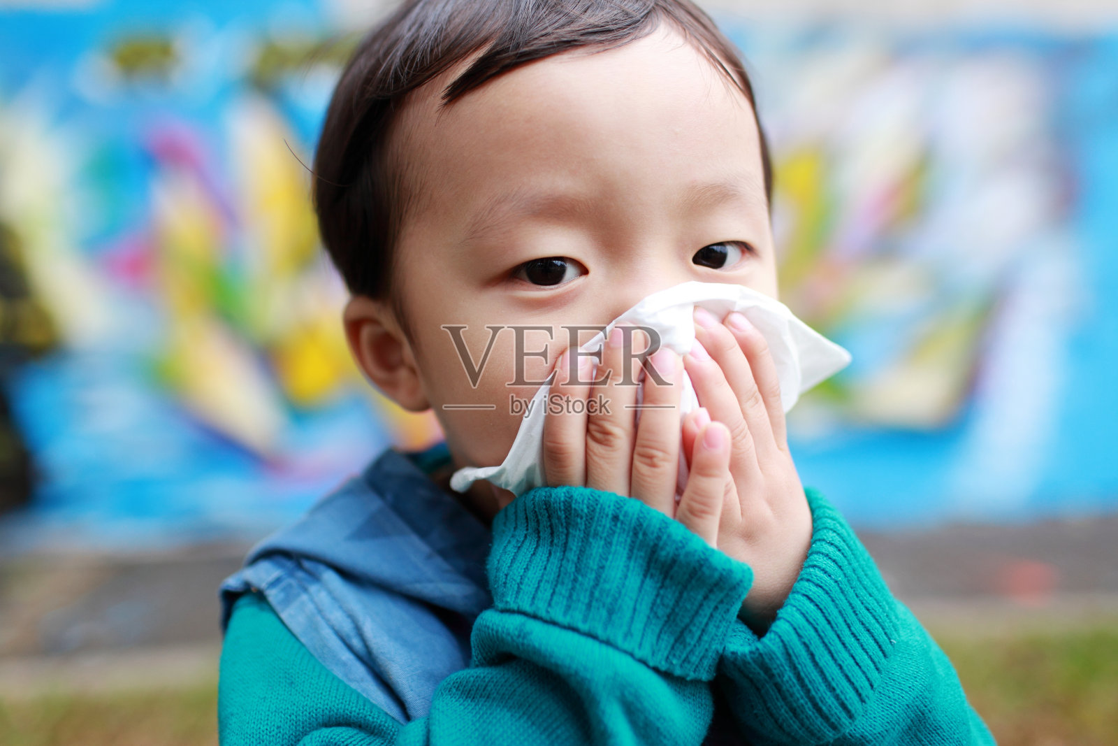 可爱的孩子清洁鼻子照片摄影图片