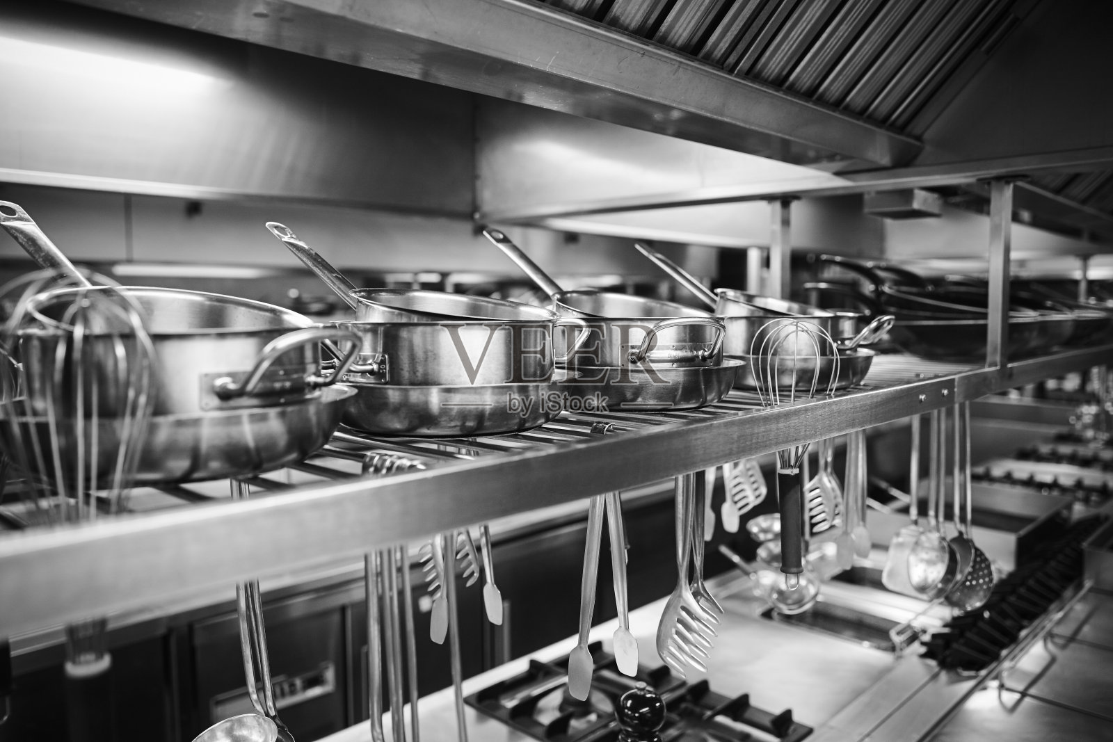 工业厨房-架子上的锅和工具照片摄影图片