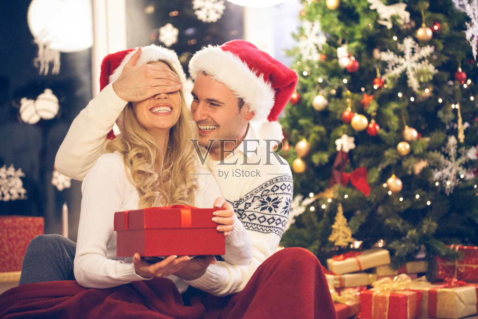 浪漫的情侣在家里交换圣诞礼物照片摄影图片_ID:312488242-Veer图库